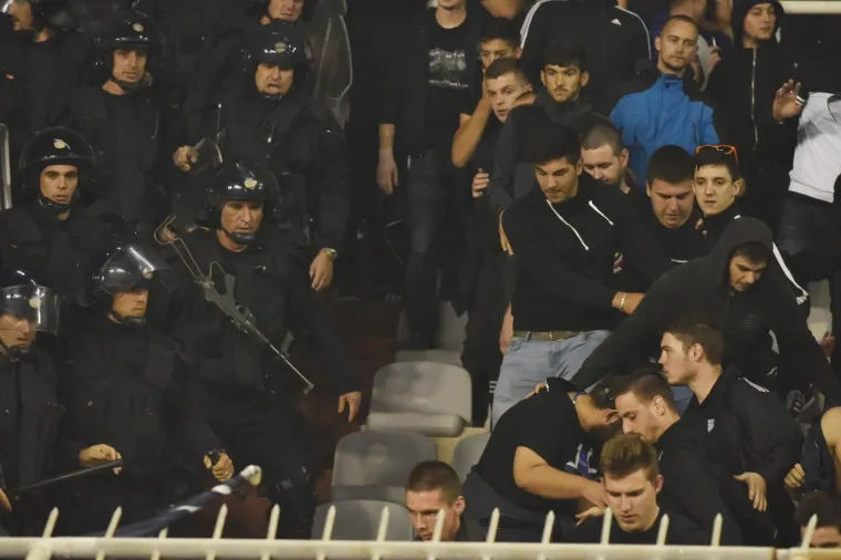 OBRAČUN NA TRIBINAMA: Interventna policija smirivala Boyse, do&scaron;lo do bliskog susreta i udaranja