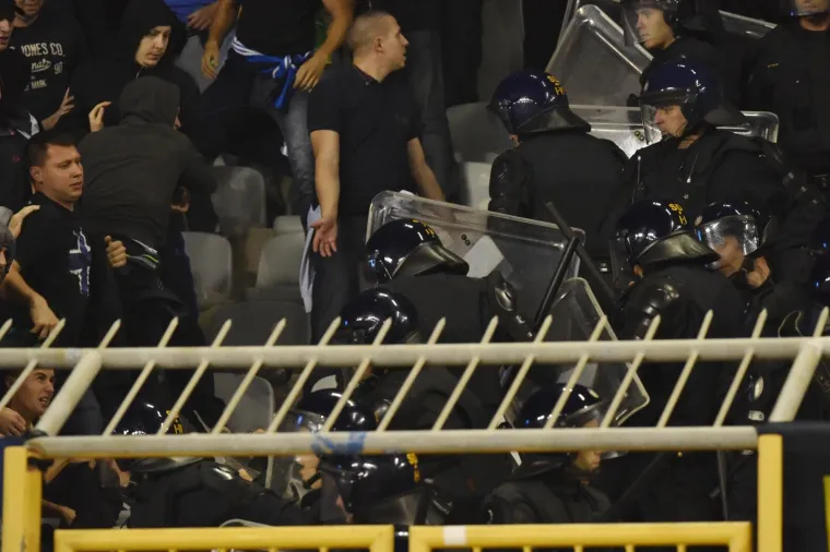 OBRAČUN NA TRIBINAMA: Interventna policija smirivala Boyse, do&scaron;lo do bliskog susreta i udaranja