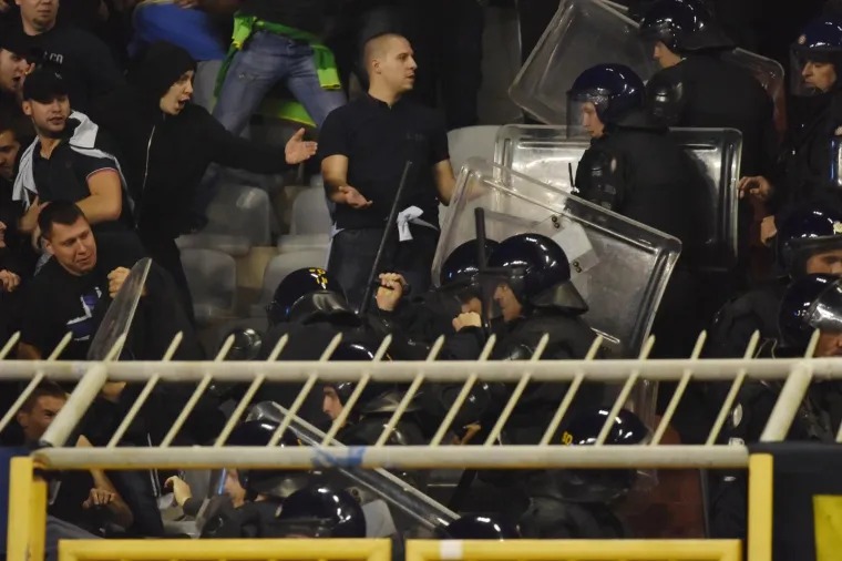 OBRAČUN NA TRIBINAMA: Interventna policija smirivala Boyse, do&scaron;lo do bliskog susreta i udaranja