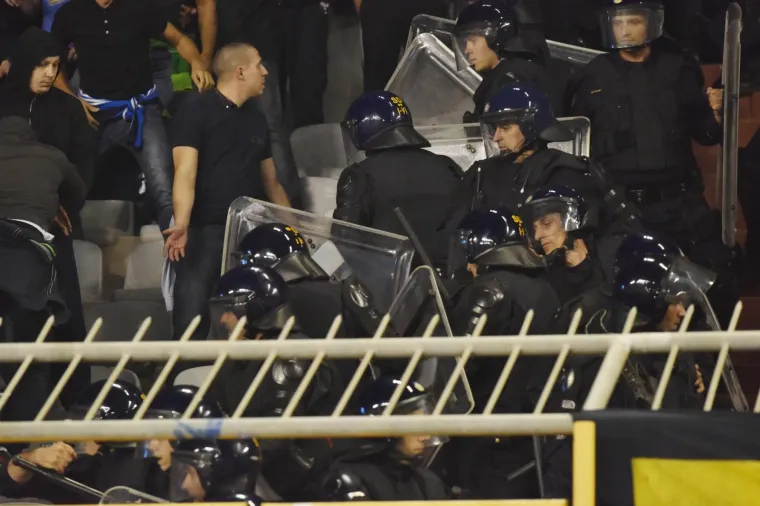 OBRAČUN NA TRIBINAMA: Interventna policija smirivala Boyse, do&scaron;lo do bliskog susreta i udaranja