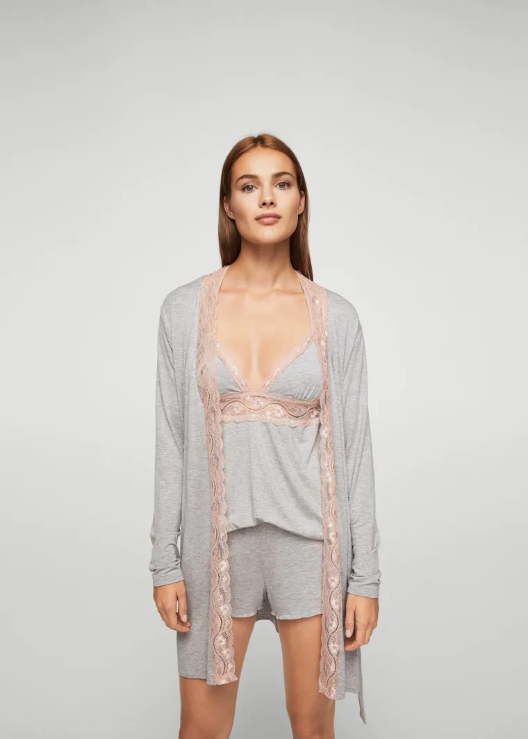 Ogrtač, Mango, 99,90 kuna; Top, Mango, 99,90 kuna; Kratke hlačice, Mango, 49,90 kuna