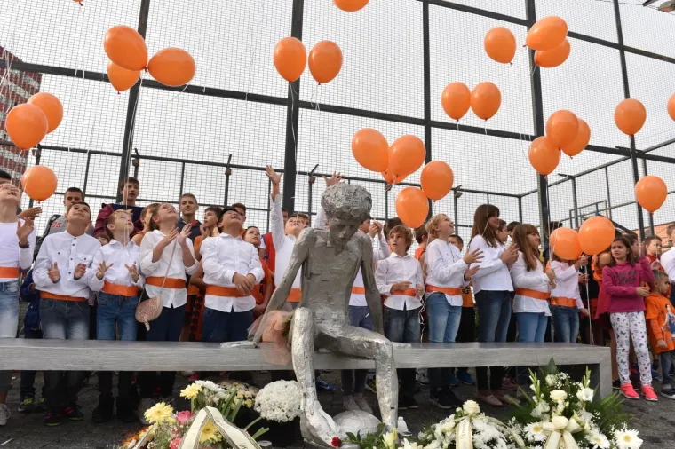 &Scaron;IBENIK SLAVI I NE ZABORAVLJA: Pu&scaron;tanjem 53 balona obilježen rođendan Dražena Petrovića