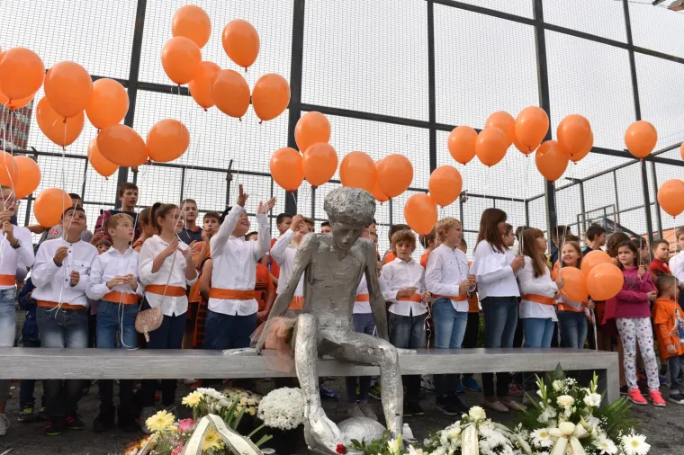 &Scaron;IBENIK SLAVI I NE ZABORAVLJA: Pu&scaron;tanjem 53 balona obilježen rođendan Dražena Petrovića