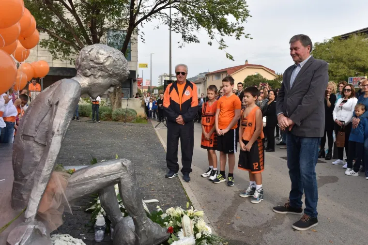 &Scaron;IBENIK SLAVI I NE ZABORAVLJA: Pu&scaron;tanjem 53 balona obilježen rođendan Dražena Petrovića
