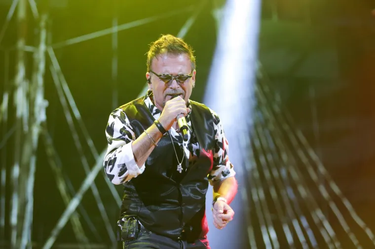 Zagreb - Gibonni je održao koncert u popunjenoj Areni Zagreb. Na pozornici mu se pridružio i Damir Urban.