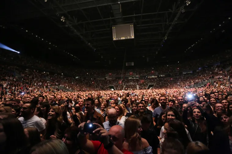 [FOTO] GIBONNI NAPUNIO ZAGREBAČKU ARENU: U jednom je trenutku stiglo i pojačanje, evo tko se pjevaču pridružio na pozornici