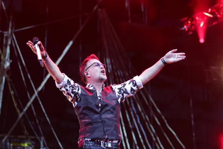 [FOTO] GIBONNI NAPUNIO ZAGREBAČKU ARENU: U jednom je trenutku stiglo i pojačanje, evo tko se pjevaču pridružio na pozornici