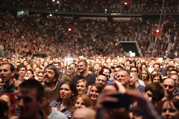[FOTO] GIBONNI NAPUNIO ZAGREBAČKU ARENU: U jednom je trenutku stiglo i pojačanje, evo tko se pjevaču pridružio na pozornici