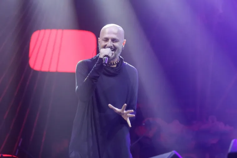 [FOTO] GIBONNI NAPUNIO ZAGREBAČKU ARENU: U jednom je trenutku stiglo i pojačanje, evo tko se pjevaču pridružio na pozornici