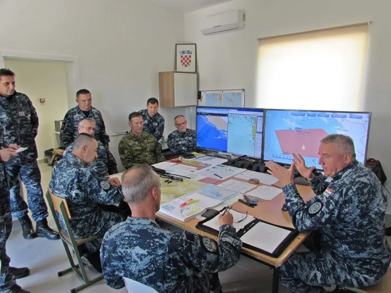 Zavr&scaron;ni prikaz vojne vježbe Hrvatske ratne mornarice Oružanih snaga RH &bdquo;HARPUN 17&ldquo; pokazao je, rekao je u nedjelju ministar obrane Damir Krstičević, da je Hrvatska ratna mornarica jamac sigurnosti na moru.