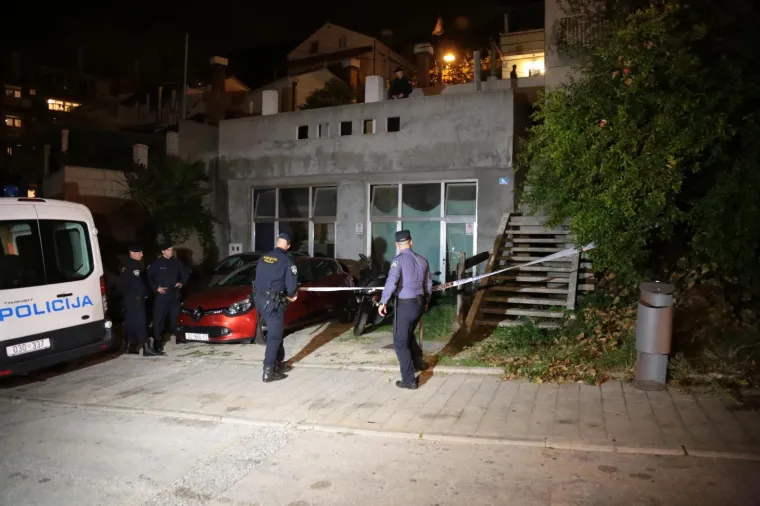 U poslijepodnevnim satima u obiteljskom stanu u stanu u ulici dr. Vlatka Mačeka u Čokolinu pronađeno je mrtvo tijelo starije ženske osobe (65), potvrđeno je iz Policijske uprave dubrovačko-neretvanske. Prema neslužbenim informacijama, 34- godišnji sin ubio je majku i pobjegao s mjesta zločina. U tijeku je očevid.