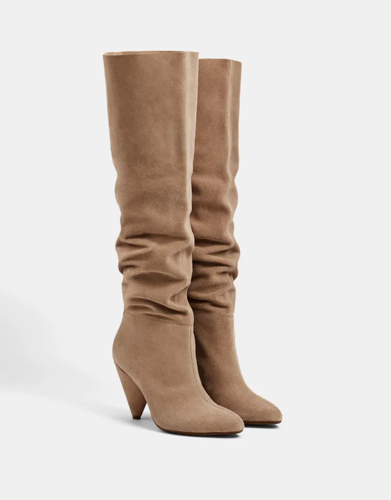 Kožne nabrane čizme s koničnom petom, Bershka, 489,90 kuna