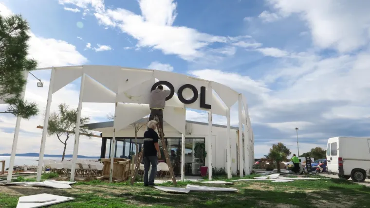 BAGERI NA ŽNJANU U NISKOM SU STARTU: Ugostitelji ilegalno sagrađenih objekata užurbano rastavljaju svoje kafiće