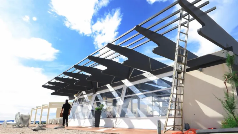 BAGERI NA ŽNJANU U NISKOM SU STARTU: Ugostitelji ilegalno sagrađenih objekata užurbano rastavljaju svoje kafiće