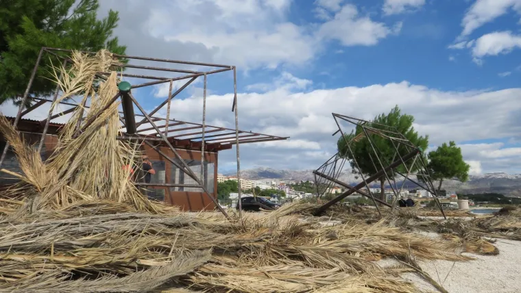 BAGERI NA ŽNJANU U NISKOM SU STARTU: Ugostitelji ilegalno sagrađenih objekata užurbano rastavljaju svoje kafiće