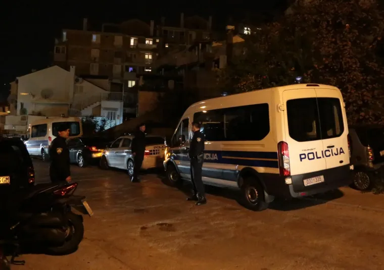 Jučer u poslijepodnevnim satima u obiteljskom stanu u stanu u ulici dr. Vlatka Mačeka  pronađeno je mrtvo tijelo starije ženske osobe (65), potvrđeno je iz Policijske uprave dubrovačko-neretvanske.