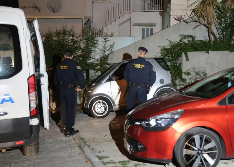 Jučer u poslijepodnevnim satima u obiteljskom stanu u stanu u ulici dr. Vlatka Mačeka  pronađeno je mrtvo tijelo starije ženske osobe (65), potvrđeno je iz Policijske uprave dubrovačko-neretvanske.