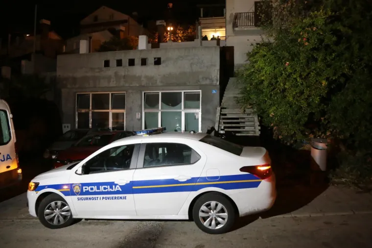 Jučer u poslijepodnevnim satima u obiteljskom stanu u stanu u ulici dr. Vlatka Mačeka  pronađeno je mrtvo tijelo starije ženske osobe (65), potvrđeno je iz Policijske uprave dubrovačko-neretvanske.