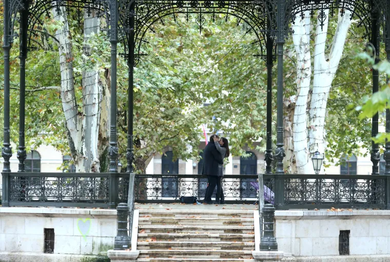 Njima ne smeta ki&scaron;a: dvoje mladih razmjenjuju poljupce u romantičnoj atmosferi glazbenog paviljona na Zrinjevcu