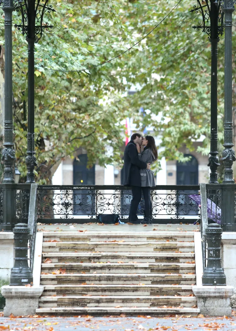 Njima ne smeta ki&scaron;a: dvoje mladih razmjenjuju poljupce u romantičnoj atmosferi glazbenog paviljona na Zrinjevcu