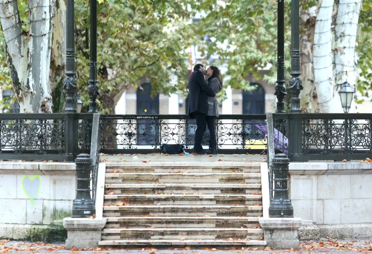 Njima ne smeta ki&scaron;a: dvoje mladih razmjenjuju poljupce u romantičnoj atmosferi glazbenog paviljona na Zrinjevcu