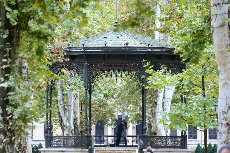 Njima ne smeta ki&scaron;a: dvoje mladih razmjenjuju poljupce u romantičnoj atmosferi glazbenog paviljona na Zrinjevcu