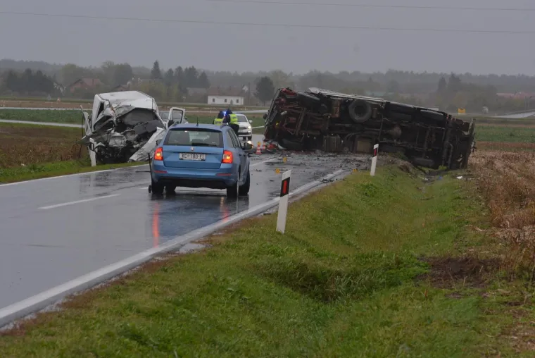 Dvoje ljudi smrtno stradalo u te&scaron;koj prometnoj nesreći kraj Đurđevca
