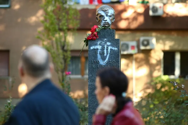 Bista narodnog heroja Ive Lole Ribara koja je prije dva tjedna vraćena u park u Prilazu baruna Filipovića, ponovno je po drugi put dobila ustaški znak te je išarana, ovaj put bijelim sprejem. Isti je spomenik već bio išaran ustaškim znakovljem prošli tjedan. Osim Lole Ribara, prošlog je tjedna ustaškim znakovljem išaran i spomenik palim borcima na Trešnjevci.