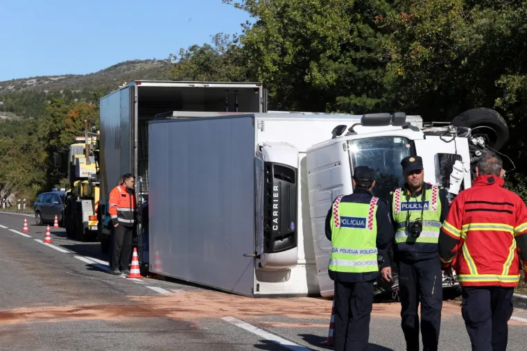 Te&scaron;ka prometna nesreća na Jadranskoj magistrali: U lančanom sudaru četiri vozila dvoje ozlijeđenih