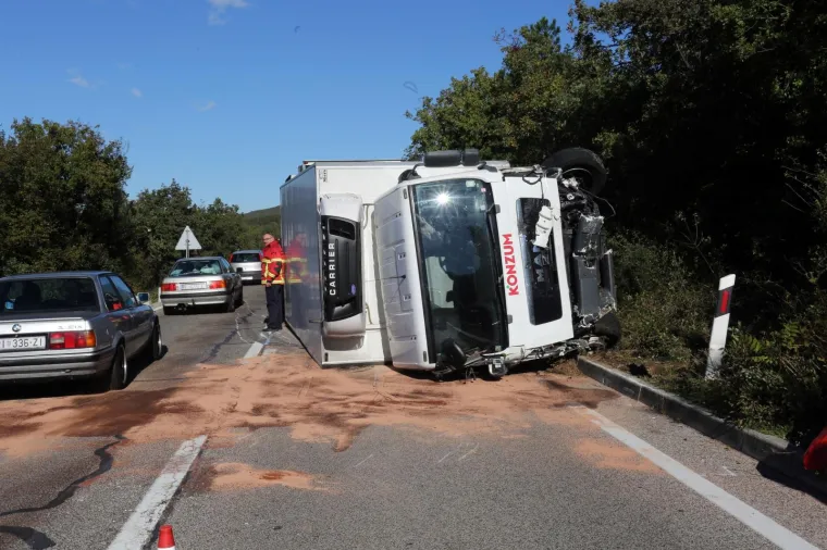 Te&scaron;ka prometna nesreća na Jadranskoj magistrali: U lančanom sudaru četiri vozila dvoje ozlijeđenih