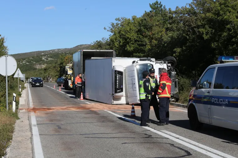 Te&scaron;ka prometna nesreća na Jadranskoj magistrali: U lančanom sudaru četiri vozila dvoje ozlijeđenih