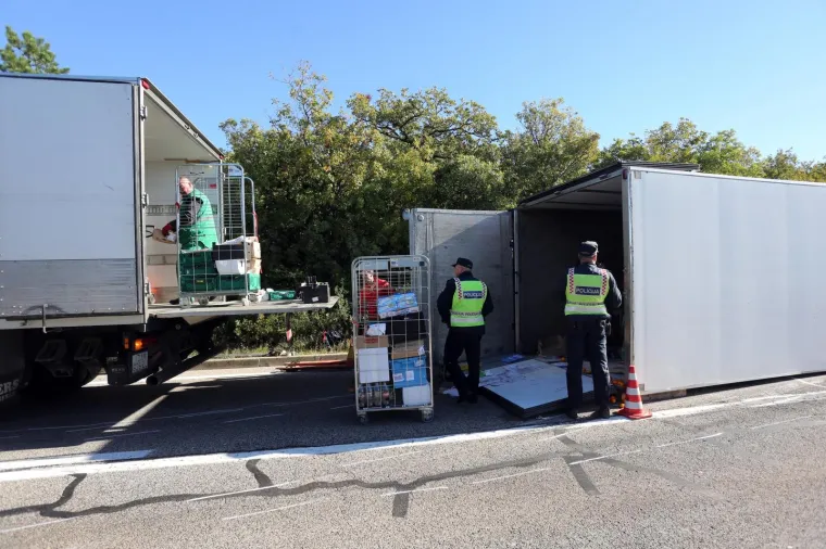 Te&scaron;ka prometna nesreća na Jadranskoj magistrali: U lančanom sudaru četiri vozila dvoje ozlijeđenih