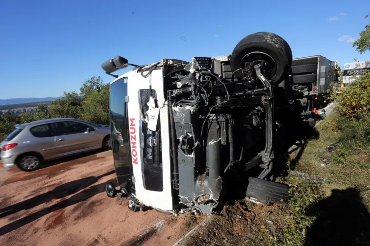 Te&scaron;ka prometna nesreća na Jadranskoj magistrali: U lančanom sudaru četiri vozila dvoje ozlijeđenih