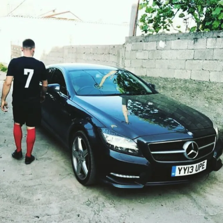 POGLEDAJTE KAKO SE HVALE BOGATI KLINCI ALBANIJE: Vole pokazivati hrpe novca i skupocjene automobile