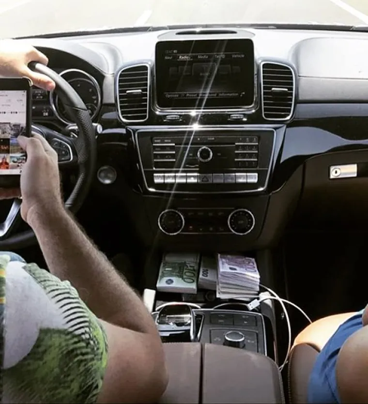 POGLEDAJTE KAKO SE HVALE BOGATI KLINCI ALBANIJE: Vole pokazivati hrpe novca i skupocjene automobile