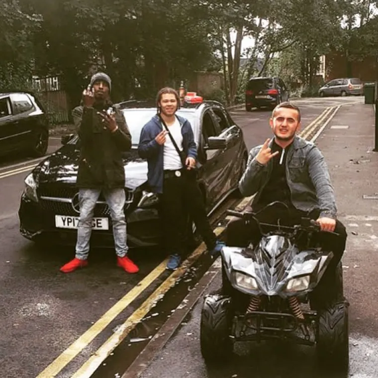 POGLEDAJTE KAKO SE HVALE BOGATI KLINCI ALBANIJE: Vole pokazivati hrpe novca i skupocjene automobile