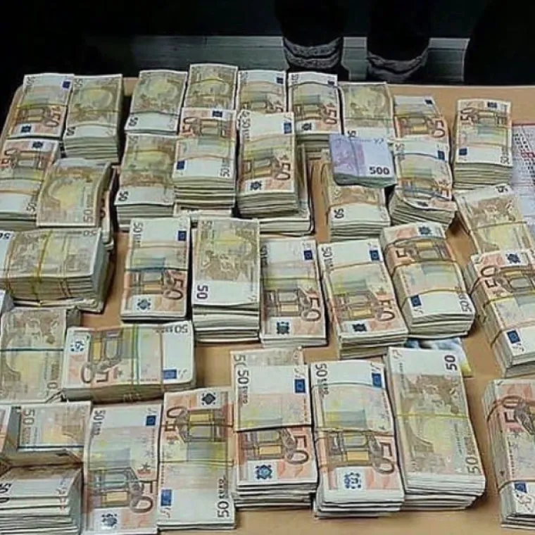 POGLEDAJTE KAKO SE HVALE BOGATI KLINCI ALBANIJE: Vole pokazivati hrpe novca i skupocjene automobile