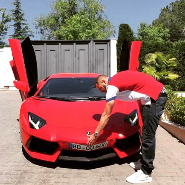 POGLEDAJTE KAKO SE HVALE BOGATI KLINCI ALBANIJE: Vole pokazivati hrpe novca i skupocjene automobile