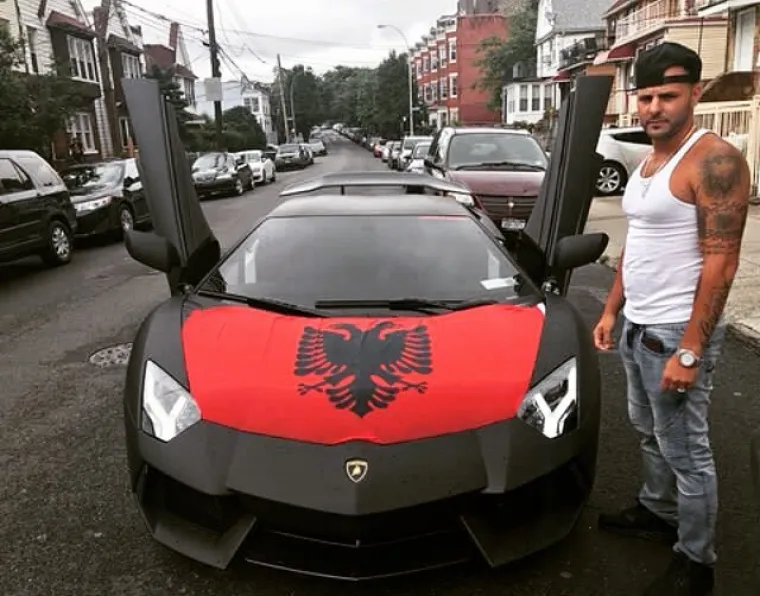 POGLEDAJTE KAKO SE HVALE BOGATI KLINCI ALBANIJE: Vole pokazivati hrpe novca i skupocjene automobile