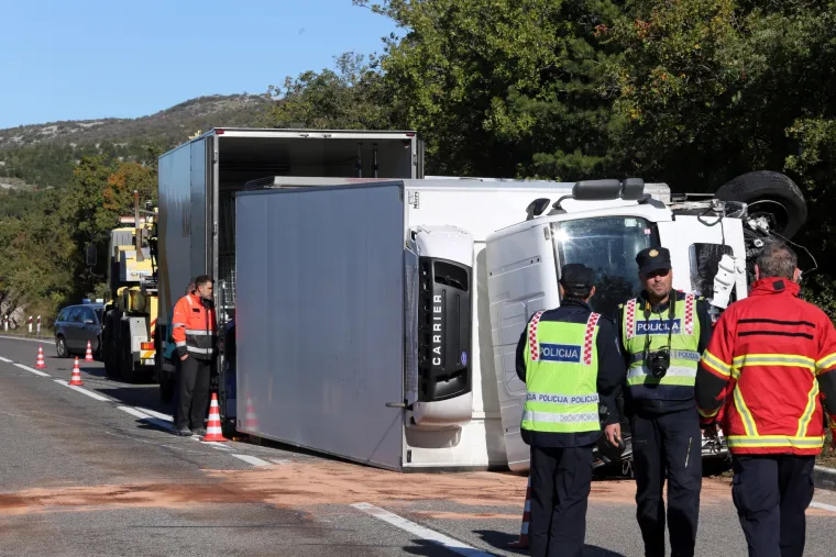 Jadranovo: u prometnoj nesreći četiri vozila dvije osobe ozlijeđene