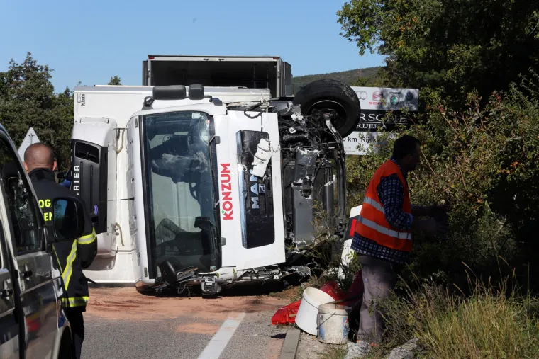 Jadranovo: u prometnoj nesreći četiri vozila dvije osobe ozlijeđene