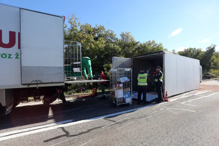 Jadranovo: u prometnoj nesreći četiri vozila dvije osobe ozlijeđene