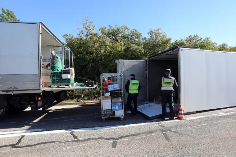 Jadranovo: u prometnoj nesreći četiri vozila dvije osobe ozlijeđene