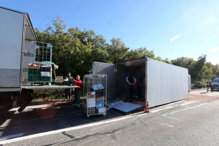 Jadranovo: u prometnoj nesreći četiri vozila dvije osobe ozlijeđene