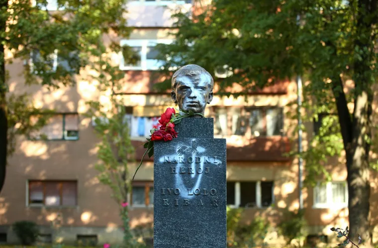 Na bisti Ive Lole Ribara ponovno osvanuo usta&scaron;ki simbol