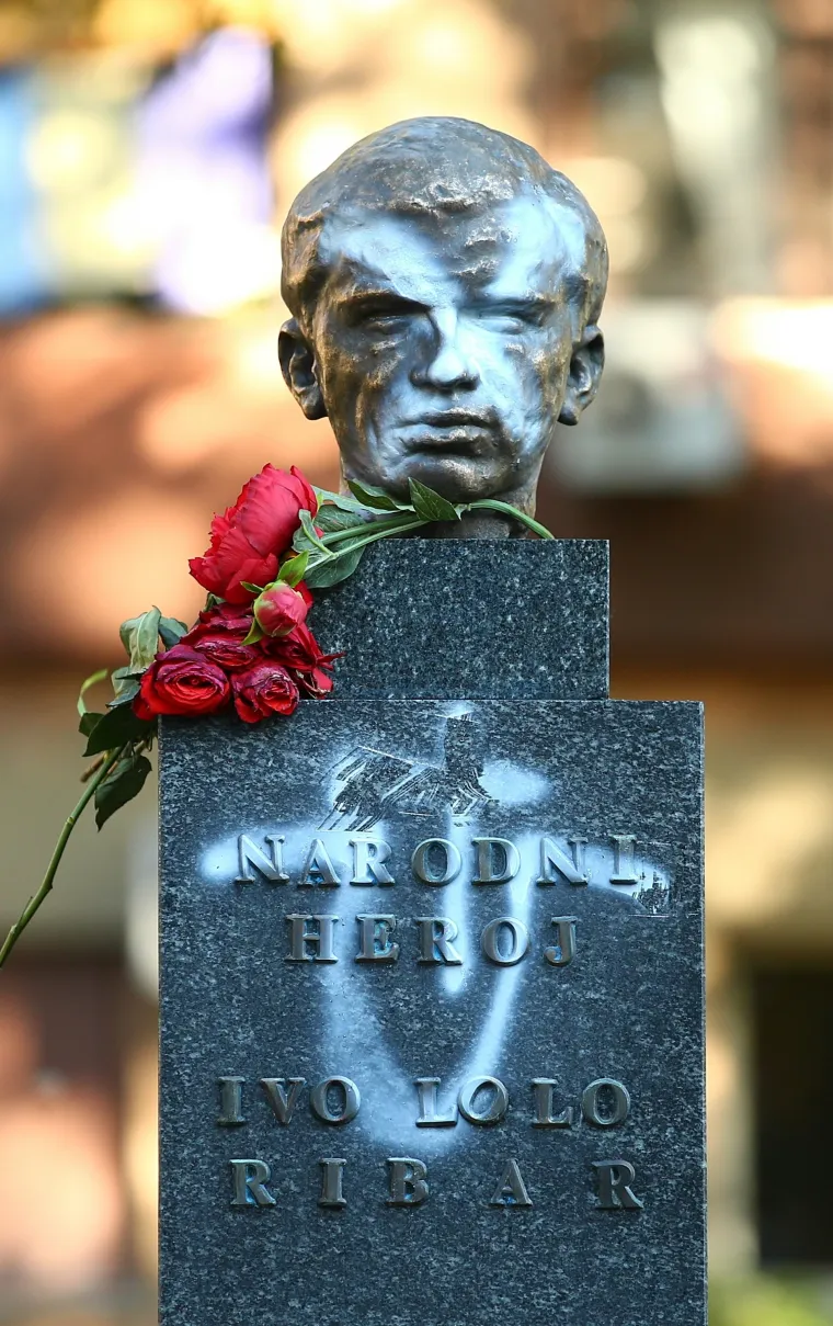 Na bisti Ive Lole Ribara ponovno osvanuo usta&scaron;ki simbol