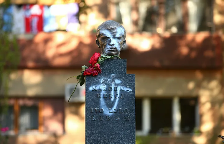 Na bisti Ive Lole Ribara ponovno osvanuo usta&scaron;ki simbol