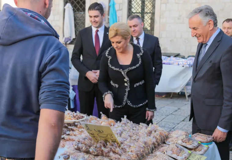 Predsjednica Republike Hrvatske Kolinda Grabar Kitarović od danas je u posjetu gradu Dubrovniku i Dubrovačko-neretvanskoj županiji gdje je, u palači Ranjina, otvorila svoj privremeni Ured.