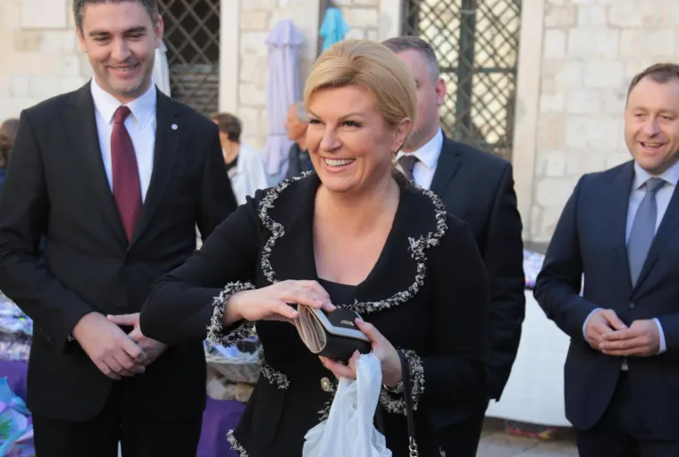 PREDSJEDNICA PRESELILA URED U DUBROVNIK: Dočekali je brojni građani, a posebno je zastala na &scaron;tandu s delicijama