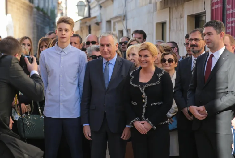 PREDSJEDNICA PRESELILA URED U DUBROVNIK: Dočekali je brojni građani, a posebno je zastala na &scaron;tandu s delicijama
